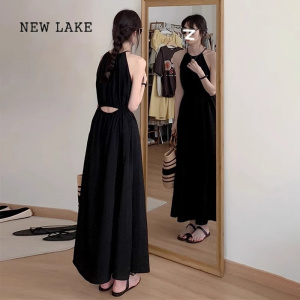 NEW LAKE黑色挂脖露腰度假风连衣裙女夏季2024新款设计感收腰显瘦无袖长裙