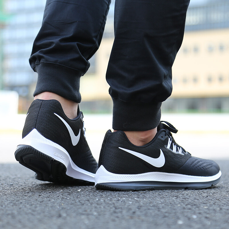 NikeZoomWinflo4黑白男子缓震轻便跑步鞋898466-001 默认颜色 42.5