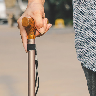 日本进口老人超轻实木伸缩折叠手杖登山防滑便携铝合金拐棍拐杖 香槟