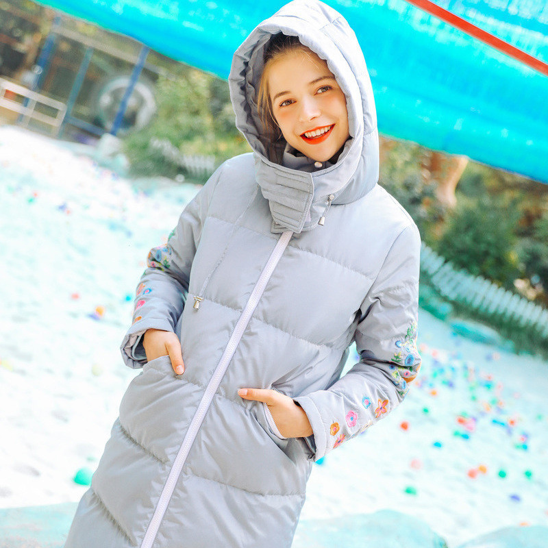 天使之城新款80绒连帽绣花前短后长中长羽绒服女 L 灰色