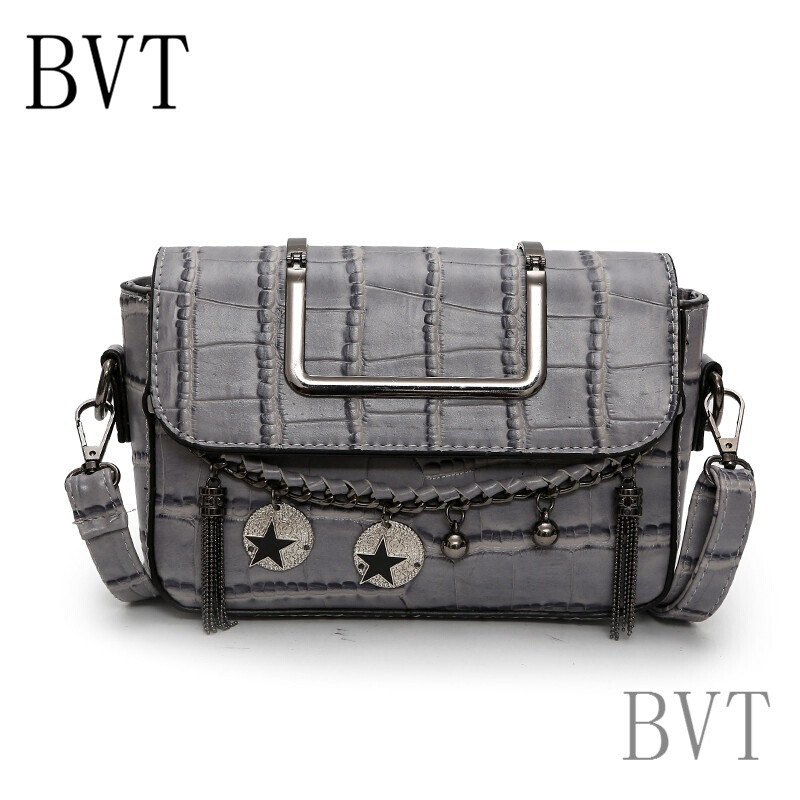 BVT韩版小包包斜挎包漆皮亮面水桶包锁扣手提女枕头包铃铛链条包 灰色