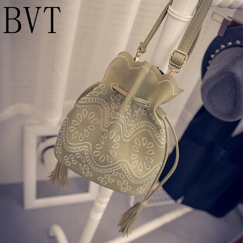 BVT女包2017新款斜挎包女小包韩版流苏抽带绣线水桶包民族风单肩包潮 绿色