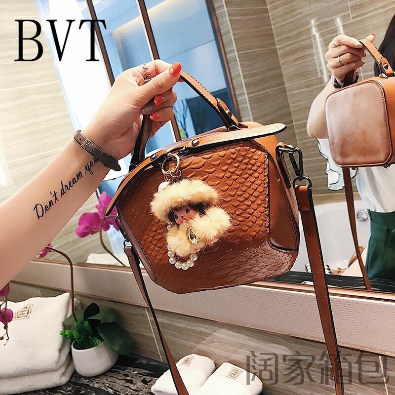 BVT软牛皮女包斜挎包真皮单肩包鳄鱼纹手提包女小方包吊坠迷你包_6 棕色