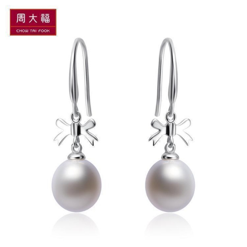 周大福珠宝首饰蝴蝶结925银珍珠耳环 390元