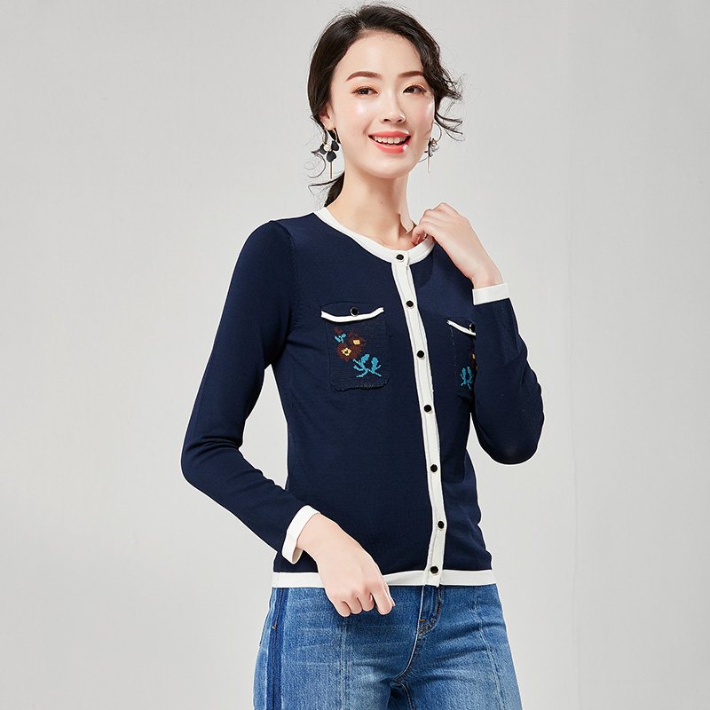 欧昵雪秋季撞色圆领绣花口袋毛衣外套修身短款针织衫女 L 藏蓝色