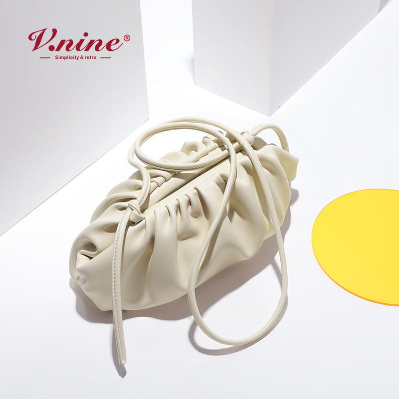 第九城（V.NINE） 包包女2019新款时尚云朵斜挎包百搭小香风单肩包褶皱饺子包 白色