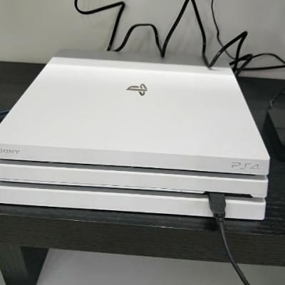 SONY 索尼PS4 Pro1TB单主机 体感游戏机 家用游戏机 支持4K/VR设备 港版白色1TB晒单图