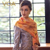 VOA 印花真丝围巾女加厚加绒 双面丝绸披肩桑蚕丝巾秋冬款霜林醉 P902 霜林醉