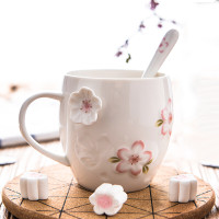 亿嘉IJARL 创意尚花马克杯带盖勺情侣立体水杯子陶瓷杯简约牛奶咖啡杯办公室 樱花杯系列 白色 380ml