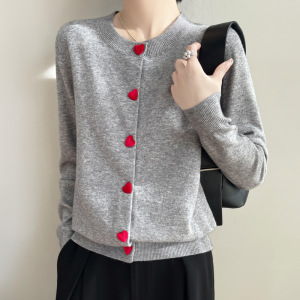 2025年春季新款甜美风安迪绒圆领针织开衫爱心扣纯色宽松上衣外套