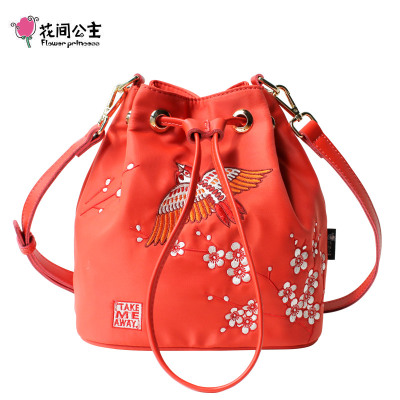 花间公主白梅2021春季单肩斜挎刺绣文艺尼龙女包原创小水桶包包红色