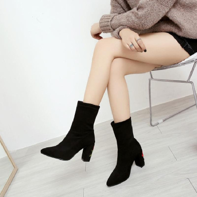 秋冬季新款黑色粗跟中筒靴女韩版尖头短靴女高跟马丁靴女靴子