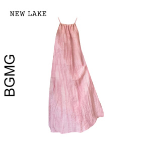 NEW LAKE慵懒风粉色吊带连衣裙女夏季新款宽松显瘦大摆裙褶皱无袖削肩长裙