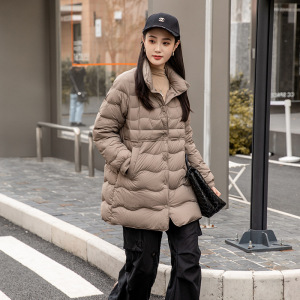 90鸭绒2025冬季新款单排扣衬衫领平湖羽绒服女中长款气质休闲宽松